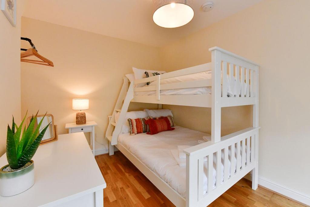 Just Stay Wales - Castle Square Cottage, Mumbles Екстериор снимка