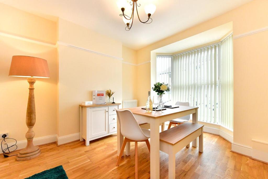 Just Stay Wales - Castle Square Cottage, Mumbles Екстериор снимка