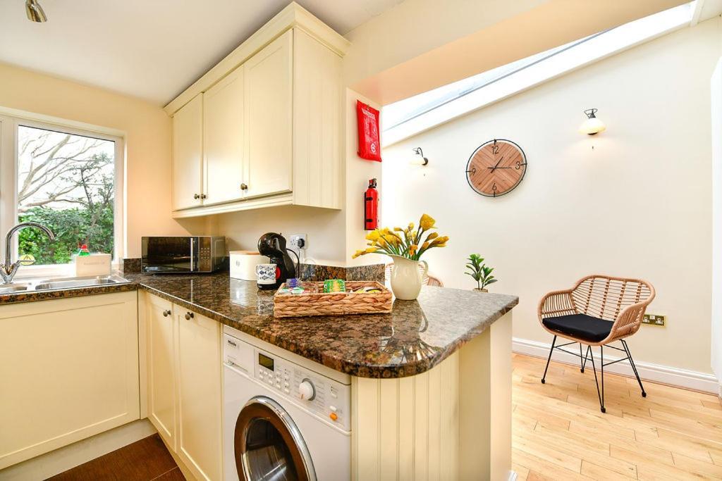 Just Stay Wales - Castle Square Cottage, Mumbles Екстериор снимка